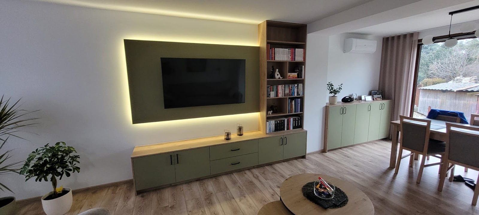 Zabudowa salonu na wymiar z podświetleniem LED — realizacja Czarniecki Meble